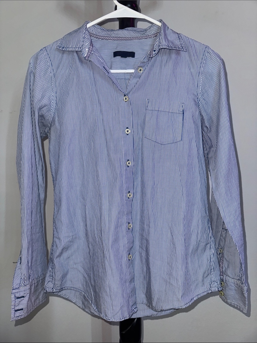 GAP Men's Thin Blue Stripe Button-Down Shirt 4.1T